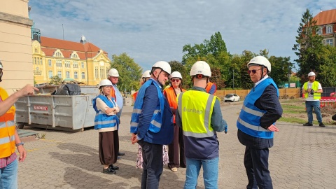 Marszałek województwa Piotr Całbecki (na pierwszym planie z lewej, w niebieskiej kamizelce) i wicemarszałek Zbigniew Ostrowski (na pierwszym planie z prawej, w niebieskiej kamizelce) wizytowali na placu budowy Filharmonii Pomorskiej/fot. Monika Siwak