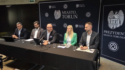 Konferencja prasowa z udziałem prezydenta Torunia Pawła Gulewskiego. Tematem zmiany w komunikacji miejskiej/fot. Mariusz Luda