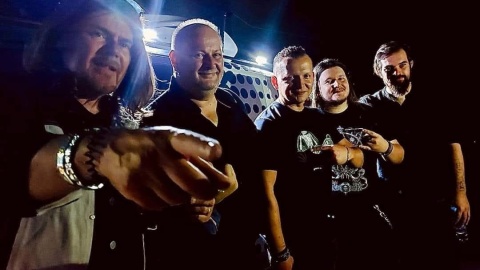 Doogie White z zespołem na tle wozu transmisyjnego PR PiK./ Fot. Materiały organizatora