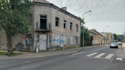 Przy ulicy Chmielnej we Włocławku powstanie 60 nowych miejsc parkingowych, te budynki zostaną wyburzone/fot. Radosław Jagieła