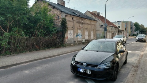 Przy ulicy Chmielnej we Włocławku powstanie 60 nowych miejsc parkingowych, te budynki zostaną wyburzone/fot. Radosław Jagieła