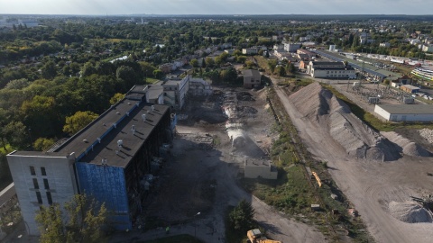 Tyle zostało po 100-metrowym kominie Elektrociepłowni Bydgoszcz. /fot. Dronfor Krzysztof Forgiel