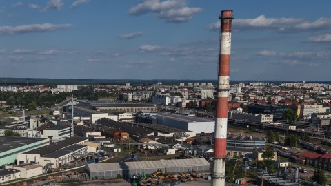 Tak wyglądał komin na krótko przed rozbiórką. /fot. Dronfor Krzysztof Forgiel