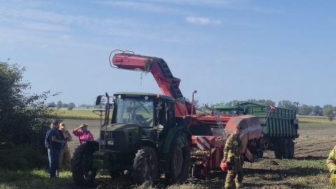 Wypadek wydarzył się podczas prac polowych. Ofiarą jest 46-letnia kobieta/fot. KP PSP w Inowrocławiu