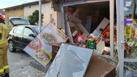 Samochód marki Volkswagen Golf skręcił na chodnik i uderzył w sklep spożywczy/fot. OSP Morzyce