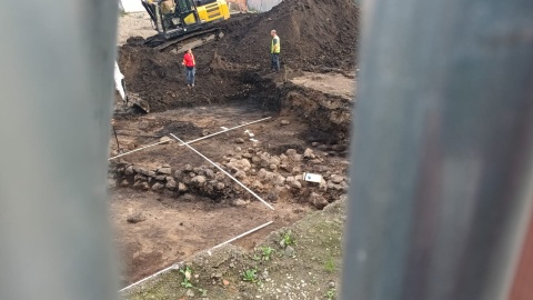 Kilkunastometrowe fragmenty kamienno-drewnianych umocnień średniowiecznej Bydgoszczy odkryli archeolodzy w centrum miasta/fot. Monika Siwak