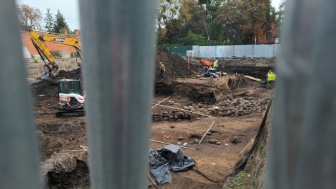 Kilkunastometrowe fragmenty kamienno-drewnianych umocnień średniowiecznej Bydgoszczy odkryli archeolodzy w centrum miasta/fot. Monika Siwak