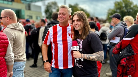 Kibice Abramczyk Polonii Bydgoszcz gromadzą się przy stadionie/fot. Izabela Langner