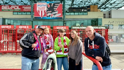 Kibice Abramczyk Polonii Bydgoszcz gromadzą się przy stadionie/fot. Izabela Langner