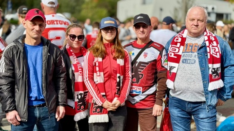 Kibice Abramczyk Polonii Bydgoszcz gromadzą się przy stadionie/fot. Izabela Langner