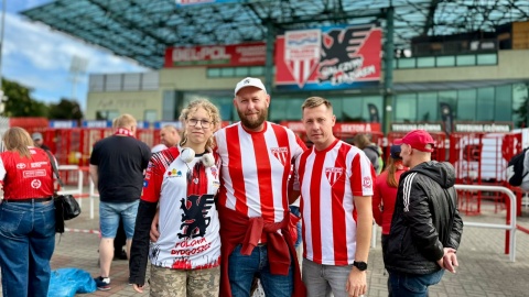 Kibice Abramczyk Polonii Bydgoszcz gromadzą się przy stadionie/fot. Izabela Langner