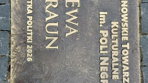 Tablica, którą Ewa Braun odsłoniła na Bulwarach Poli Negri/fot. Radosław Jagieła