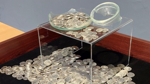 Skarb to szklany słój, który pomieścił 532 srebrne niemieckie monety z lat 30. XX wieku/ Fot. Muzeum Ziemi Kujawskiej i Dobrzyńskiej, Facebook