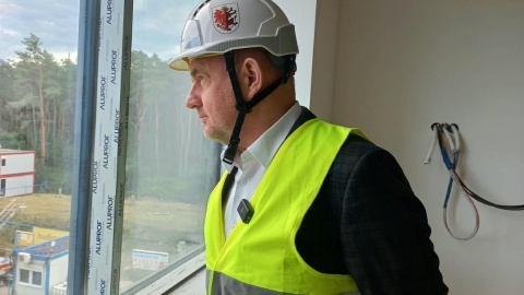 Marszałek Piotr Całbecki wizytuje rozbudowę Wojewódzkiego Szpitala we Włocławku. / Fot. Marek Ledwosiński