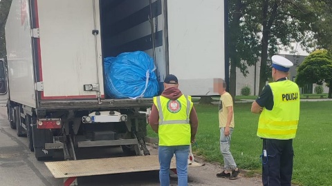 W powiecie radziejowskim służby wzięły pod lupę samochody ciężarowe i dostawcze, które przewożą odpady/fot. KPP Radziejów