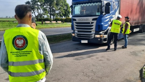 W powiecie radziejowskim służby wzięły pod lupę samochody ciężarowe i dostawcze, które przewożą odpady/fot. KPP Radziejów