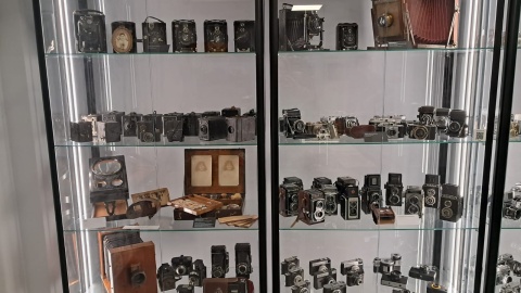Ponad 150 zabytkowych aparatów fotograficznych. Wystawa „Alfa-Foton – 100 lat bydgoskiego przemysłu fotochemicznego” w bydgoskim Muzeum Fotografii/fot. Bogumiła Wresiło
