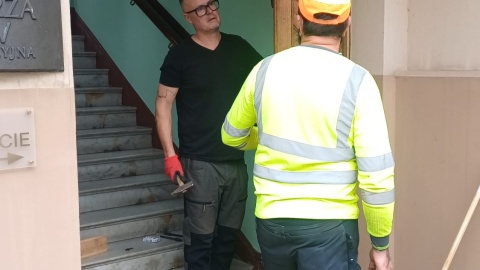 Drzwi wejściowe do siedziby Polskiego Radia PiK w Bydgoszczy wrócił po renowacji w toruńskiej pracowni konserwacji zabytków/fot. Katarzyna Bogucka