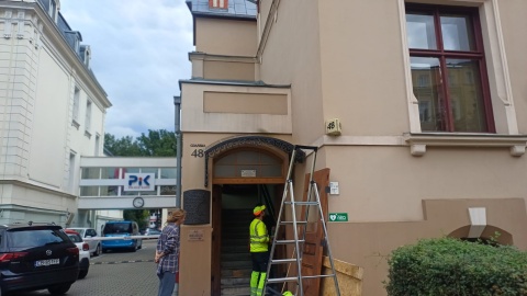 Drzwi wejściowe do siedziby Polskiego Radia PiK w Bydgoszczy wrócił po renowacji w toruńskiej pracowni konserwacji zabytków/fot. Katarzyna Bogucka
