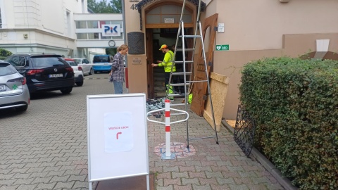 Drzwi wejściowe do siedziby Polskiego Radia PiK w Bydgoszczy wrócił po renowacji w toruńskiej pracowni konserwacji zabytków/fot. Katarzyna Bogucka