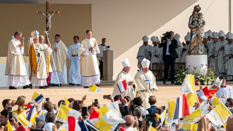 Papieska msza w Paryżu/fot. PAP/EPA/CHRISTOPHE PETIT TESSON