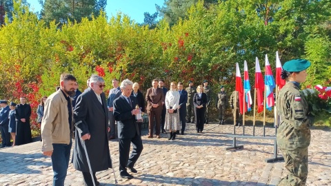 Przedstawiciele władz miasta, województwa, parlamentu, służb mundurowych i szkół uczcili pamięć mieszkańców regionu zamordowanych w fordońskiej Dolinie Śmierci jesienią 1939 roku/fot. Monika Siwak