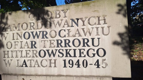 W Inowrocławiu zniknęły mosiężne litery z centralnego pomnika poświęconego ofiarom terroru hitlerowskiego/ Fot. Szymon Łepski, Facebook