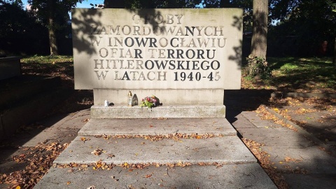 W Inowrocławiu zniknęły mosiężne litery z centralnego pomnika poświęconego ofiarom terroru hitlerowskiego/ Fot. Szymon Łepski, Facebook