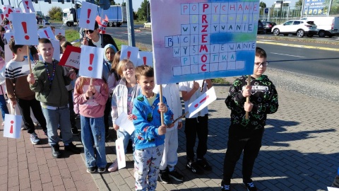 Młodzieży ze Szkoły Podstawowej nr 35 w Toruniu manifestowała przeciwko przemocy/ Fot. Michał Zaręba