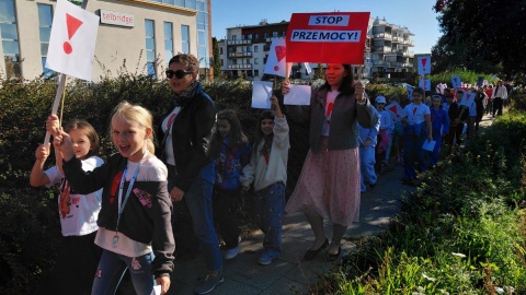 Młodzieży ze Szkoły Podstawowej nr 35 w Toruniu manifestowała przeciwko przemocy/ Fot. Michał Zaręba