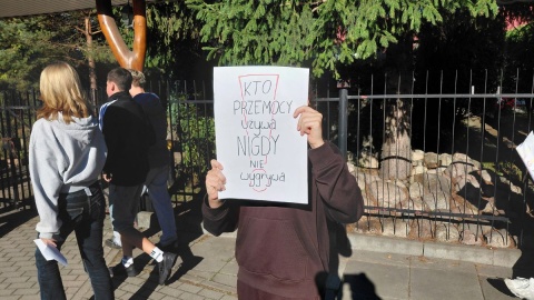 Młodzieży ze Szkoły Podstawowej nr 35 w Toruniu manifestowała przeciwko przemocy/ Fot. Michał Zaręba