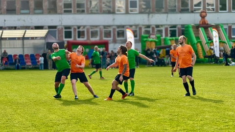 Na stadionie bydgoskiego Chemika odbył się Wielki Mecz Charytatywny Metropolii Bydgoszcz i festyn rodzinny. /fot. Izabela Langner