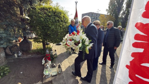 Złożenie kwiatów przed tablicą upamiętniającą ks. Jerzego Popiełuszkę. /fot. Jakub Gaszak