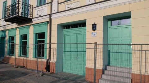 Latarenki, które zdobią już zrewitalizowane budynki, wykonał Radosław Nakonowski/ Fot. Radosław Jagieła