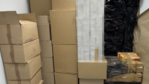 Prawie 400 tysięcy sztuk papierosów, 100 kilogramów tytoniu i 100 litrów spirytusu w Kruszwicy. 49-latek zatrzymany za nielegalne posiadanie towaru/fot. KPP Inowrocław
