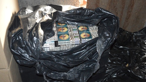Prawie 400 tysięcy sztuk papierosów, 100 kilogramów tytoniu i 100 litrów spirytusu w Kruszwicy. 49-latek zatrzymany za nielegalne posiadanie towaru/fot. KPP Inowrocław
