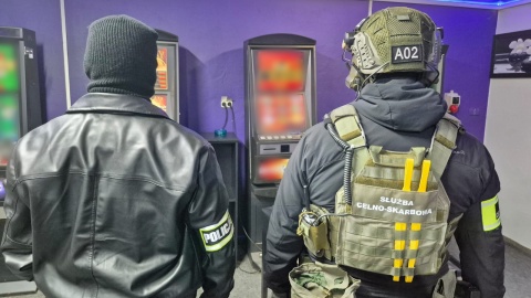 Funkcjonariusze KAS zlikwidowali 51 punktów z automatami. /fot. KAS