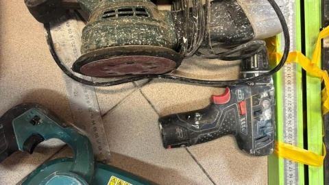 W samochodzie policjanci znaleźli część skradzionych przedmiotów/fot. materiały policji