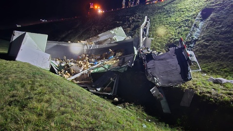 Wypadek ciężarówki na autostradzie A1/fot. Komenda Powiatowa Państwowej Straży Pożarnej w Chełmnie