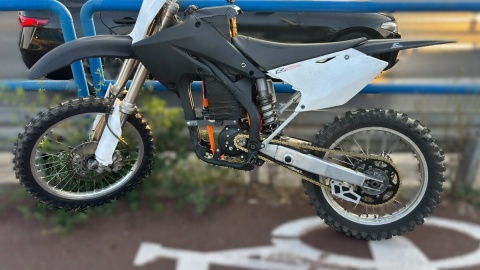 18-latek kierujący zmodyfikowanym motocyklem typu cross, próbował uniknąć kontroli drogowej. W trakcie ucieczki popełnił szereg wykroczeń, za które odpowie przed sądem/fot. KMP Toruń