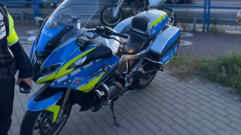 18-latek kierujący zmodyfikowanym motocyklem typu cross, próbował uniknąć kontroli drogowej. W trakcie ucieczki popełnił szereg wykroczeń, za które odpowie przed sądem/fot. KMP Toruń