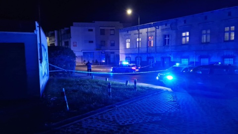 44-latek ruszył w stronę policjantów z nożem, jedna z funkcjonariuszek oddała strzał. Mężczyzna nie żyje/fot. Jarosław Wieprzycki
