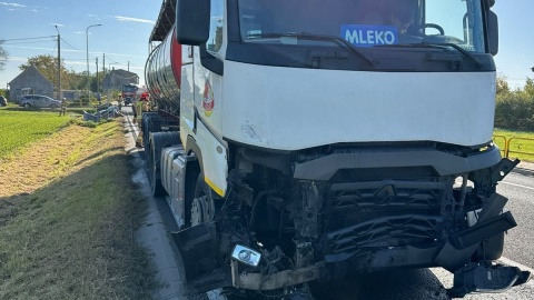 Zderzyły się samochód osobowy z ciężarowym/ Fot. KP PSP w Mogilnie