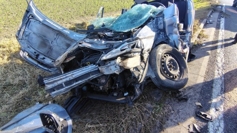 Zderzyły się samochód osobowy z ciężarowym/ Fot. KP PSP w Mogilnie