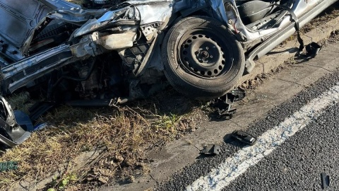 Zderzyły się samochód osobowy z ciężarowym/ Fot. KP PSP w Mogilnie