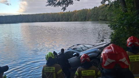 Auto wpadło do jeziora w miejscowości Stary Sumin. /fot. KP PSP w Tucholi