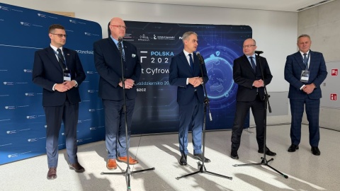 Od lewej: wojewoda Michał Sztybel, poseł Michał Gramatyka, wicepremier, minister cyfryzacji Krzysztof Gawkowski, wiceminister cyfryzacji Paweł Olszewski i prezydent Bydgoszczy Rafał Bruski/fot. Tomasz Kaźmierski