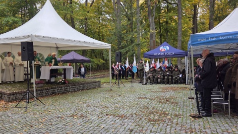 W 87. rocznicę pierwszych straceń na Barbarce, Toruń oddał hołd ofiarom niemieckich zbrodni/fot. Mariusz Luda