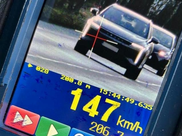 147 kmh na krajowej dziesiątce. 62-latek stracił prawo jazdy i 3000 złotych