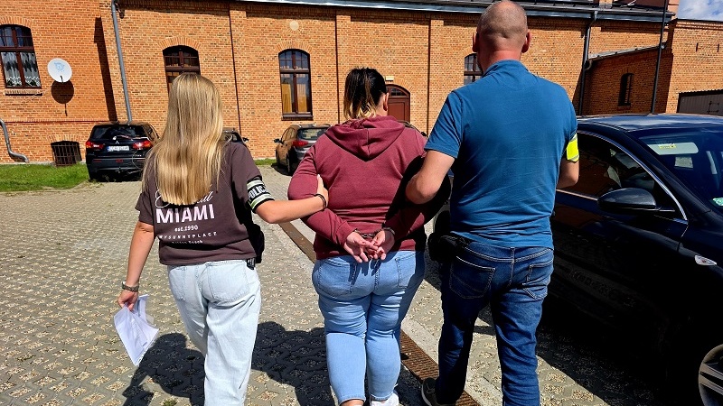 Seniorka z Chełmna straciła 32 tysiące złotych. Policja zatrzymała dwoje podejrzanych [zdjęcia i wideo]
